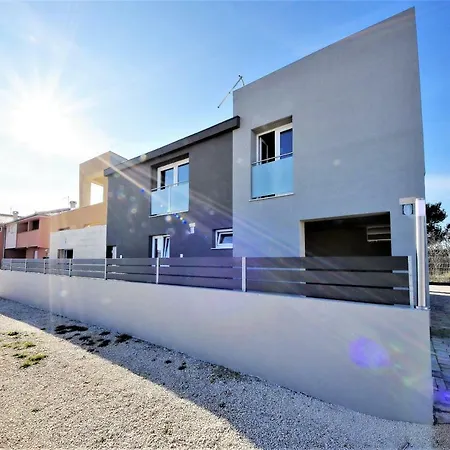 Deluxe Roko Villa Vir